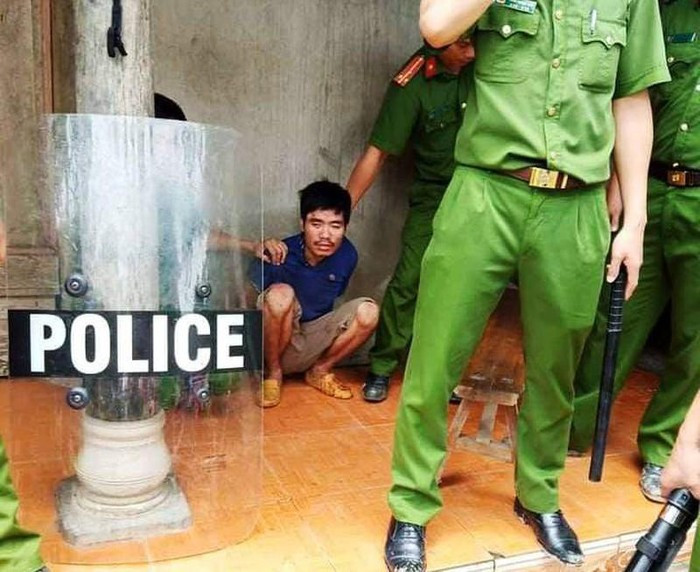 2 Chém em không thành, nghịch tủ sát hại mẹ ngồi xe lăn: Ngày (2/9), do mâu thuẫn trong gia đình, Quách Văn Thạo (SN 1990, xã Thượng Ninh, huyện Như Xuân Thanh Hóa) đã đuổi đánh, chém em của mình. Nhưng, do phát hiện kịp thời nên người em này may mắn chạy thoát. Do chứng kiến sự việc Thạo đuổi chém người em nên bà Bùi Thị Chanh (SN 1957, mẹ Thạo) có la mắng. Do không kiềm chế được bản thân, Quách Văn Thạo đã sát hại mẹ mình. Sau đó, công an huyện Như Xuân và công an xã Thượng Ninh đã nhanh chóng có mặt bắt giữ nghi phạm Thạo để phục vụ công tác điều tra. (Ảnh: Nguoiduatin)