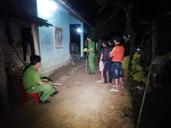 1. Con trai ruột dùng rựa chém mẹ tử vong rồi bỏ chạy: Chiều 23/10, Hồ Ngọc Anh (30 tuổi) thấy bà Hồ Thị Ây (78 tuổi, trú xã Trà Sơn, huyện Trà Bồng, tỉnh Quảng Ngãi, là mẹ của Anh) đang dọn lúa ngoài sân nên đã dùng rựa chém nhiều nhát khiến bà Ây tử vong, một phần thi thể bị đứt lìa. Sau khi gây án, Anh bỏ đến nhà chú ở cùng thôn xin tiền và nói về chuyện giết người. (Ảnh: Tienphong)