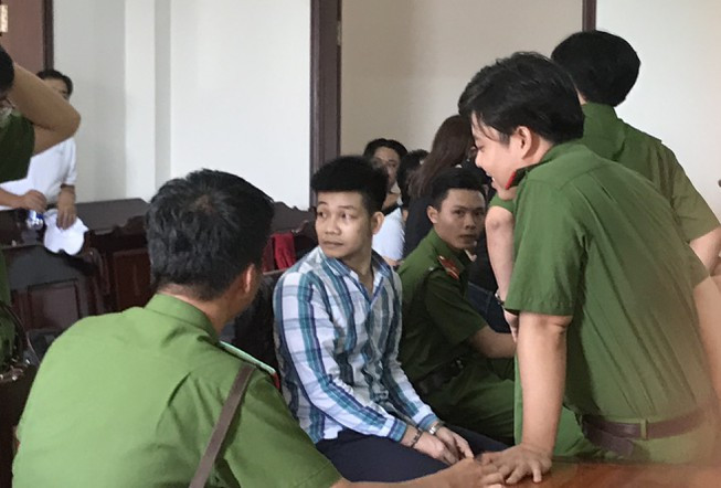 1. Sát hại đồng nghiệp do nghi bỏ thuốc vào cốc nước: Ngày 24/4, Cao Anh Tú (SN 1988) và anh Nguyễn Văn Hoàng đều là công nhân làm tại một công ty ở TP Long Khánh, tỉnh Đồng Nai. Do Tú bị đau bụng đi ngoài nên phải xin nghỉ việc. Vì nghi ngờ anh Hoàng bỏ thuốc xổ vào nước uống khiến mình bị đau bụng nên vào phòng máy nơi mình làm việc để nói chuyện. Tuy nhiên thấy anh Hoàng cầm cục sắt đến, Tú nghĩ anh này chuẩn bị đánh mình nên lấy một con dao gấp tấn công khiến anh Hoàng tử vong. (Ảnh: Nhịp Sống Việt)