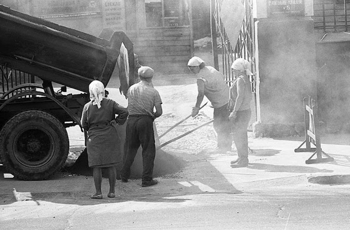 Các công nhân trong một nhà xưởng ở Moscow hồi năm 1971-1973. Ảnh VT