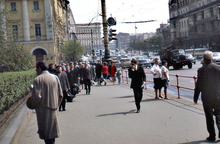 Một con phố trung tâm đông đúc xe cộ và người đi bộ ở Moscow. Ảnh VT