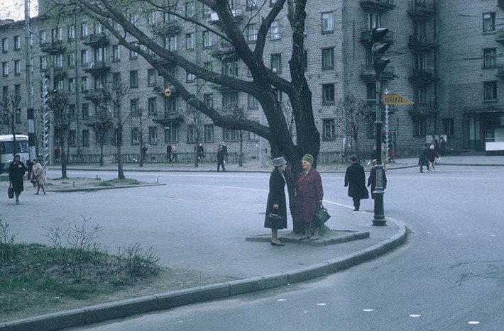 Hai người phụ nữ lớn tuổi đang trò chuyện với nhau ở một ngã tư của thành phố Moscow. Ảnh VT