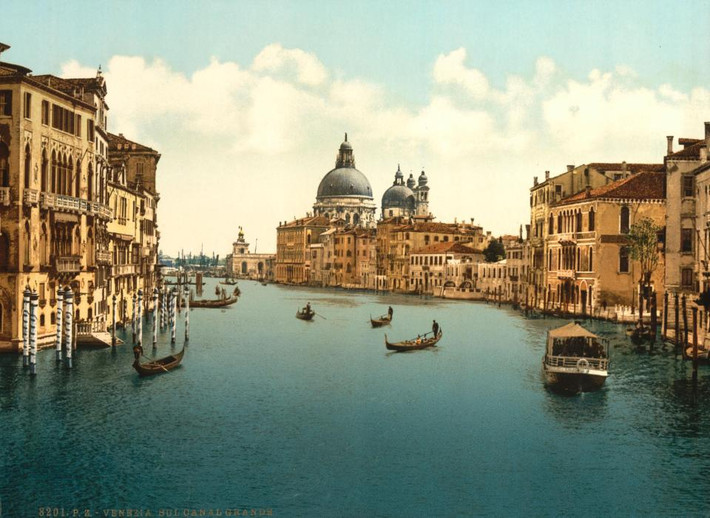 Thuyền gondola dập dềnh trên kênh Grand Canal. Ảnh The Sun