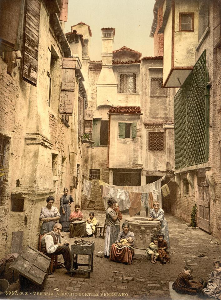 Một hẻm dân cư ở Venice hồi đó. Ảnh The Sun
