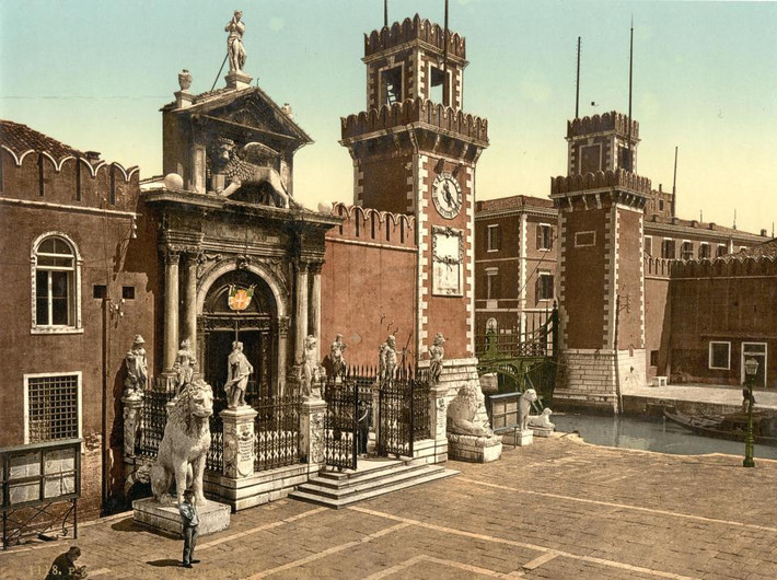 Mặt tiền xưởng đóng tàu cũ Arsenale di Venezia ở Venice. Ảnh The Sun