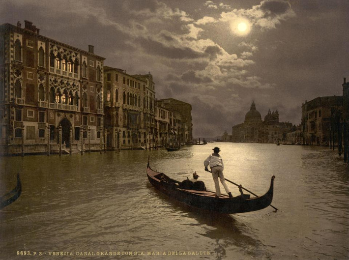 Anh chèo thuyền gondola chở khách ngắm cảnh thành phố về đêm hồi thập niên 1890. Ảnh The Sun