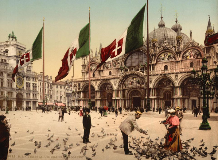 Người đàn ông cho bồ câu ăn tại quảng trường chính ở thành phố Venice. Ảnh The Sun