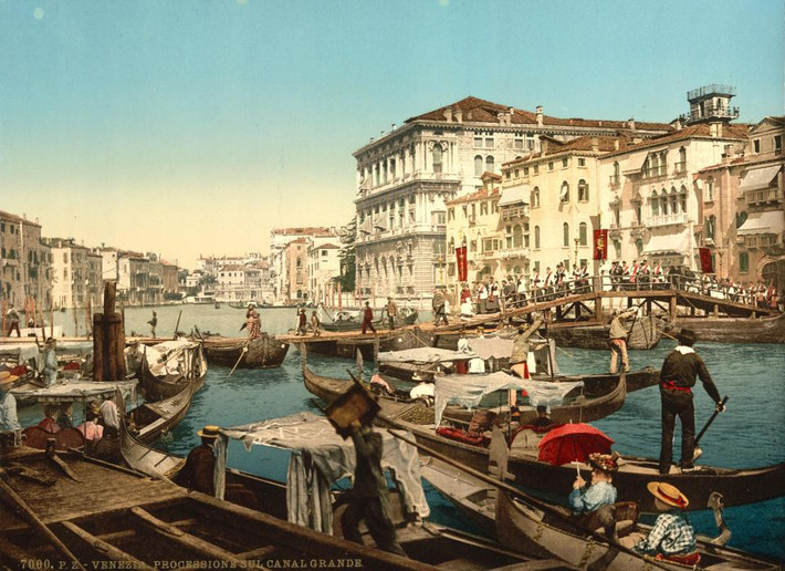 Những chiếc thuyền truyền thống gondola ở thành phố Italy thơ mộng. Ảnh The Sun