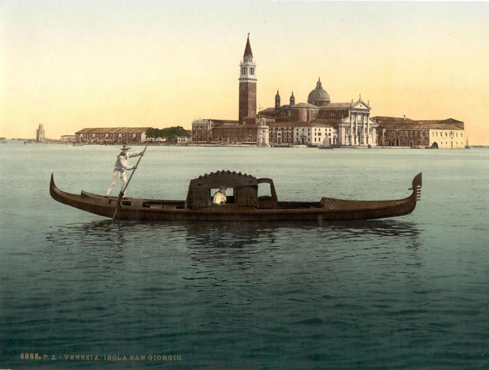 Anh chèo thuyền đang chở khách ở Venice. Ảnh The Sun