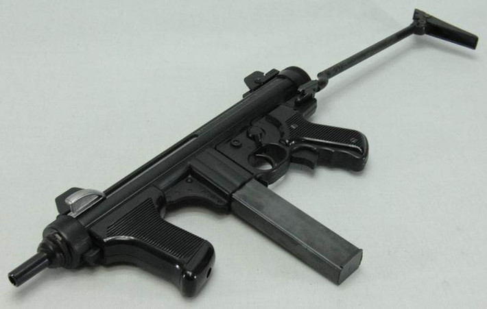 Được Italia thiết kế trong thời gian từ năm 1950 cho tới tận năm 1959, khẩu tiểu liên Beretta M12S dù rất nhỏ nhưng vẫn có trọng lượng lên tới 3 kg. Thậm chí phiên bản sử dụng gỗ làm báng còn có trọng lượng tới 3,6 kg. Nguồn ảnh: Guns.