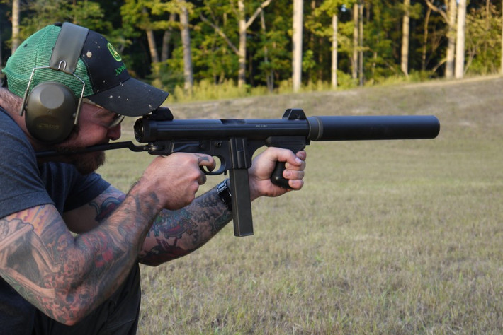Tất nhiên là một khẩu súng cho đặc vụ nên Beretta M12S cũng có phiên bản sử dụng ống giảm thanh gắn liền. Nguồn ảnh: Guns.