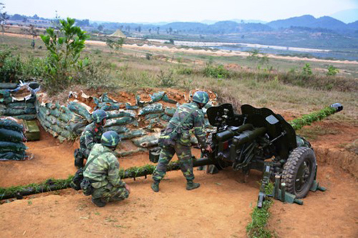 Nạp đạn Pháo chống tăng D-44 85mm.