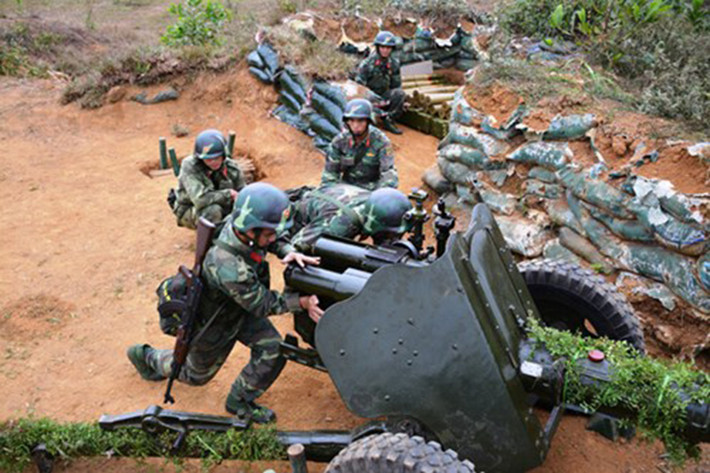 Đây là một nội dung của cuộc diễn tập chỉ huy, cơ quan 1 bên, 2 cấp trên bản đồ và thực địa, có huy động tiếp nhận lực lượng, Tiểu đoàn bộ binh 5 (Trung đoàn 692) bắn đạn thật năm 2017. Theo đánh giá của Ban chỉ đạo diễn tập Bộ Tư lệnh Thủ đô Hà Nội, cuộc diễn tập đã hoàn thành tốt nhiệm vụ, đạt được mục đích yêu cầu đề ra, an toàn tuyệt đối về người và vũ khí trang bị. Ảnh: Khẩu đội Pháo 85mm nạp đạn sẵn sàng tiêu diệt mục tiêu.