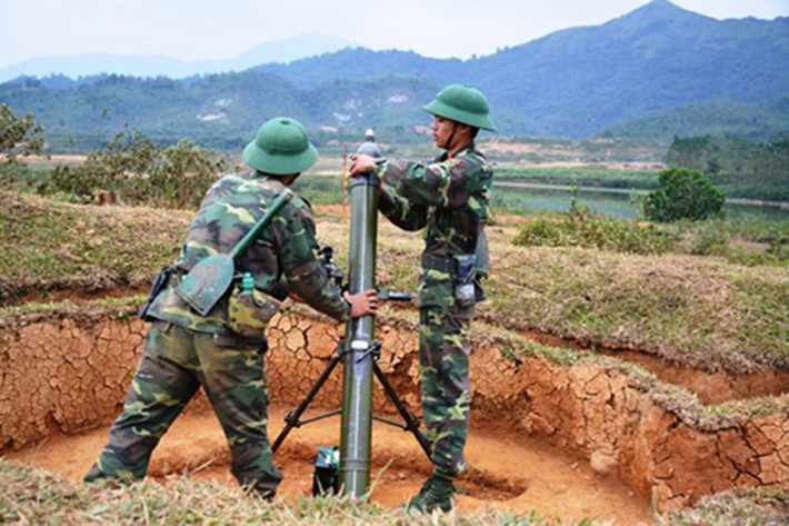 Khẩu đội Cối 100mm Tiểu đoàn 14 nạp đạn và thực hành bắn.