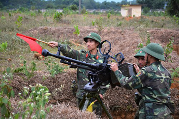 Khẩu đội Súng máy Phòng không 12,7mm Tiểu đoàn 16 thực hành lấy phần tử bắn và tiêu diệt mục tiêu.