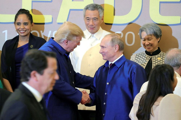 Trước đó, Tổng thống Mỹ Donald Trump và Tổng thống Nga Vladimir Putin cũng đã có cái bắt tay khá nồng ấm tại tiệc chiêu đãi chào mừng các nhà lãnh đạo nền kinh tế dự Hội nghị cấp cao APEC tối qua (10/11). Ảnh: Reuters.