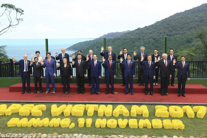 Toàn cảnh buổi chụp ảnh lưu niệm tại khu vực sảnh ngoài trời vườn hoa khách sạn Inter Continental, Đà Nẵng. Ảnh: AP.