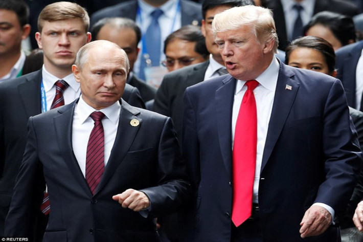 Moscow và Washington nhất trí cho rằng không có giải pháp quân sự cho cuộc xung đột ở Syria. Ảnh ông Putin và ông Trump cùng nhau bước đi tới khu vực chụp ảnh lưu niệm: Reuters.