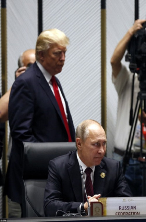 Reuters ngày 11/11 dẫn nguồn tin từ Điện Kremlin cho biết, Tổng thống Nga Vladimir Putin và Tổng thống Mỹ Donald Trump trong một tuyên bố chung đã nhất trí tiếp tục nỗ lực hợp tác đánh bại IS ở Syria. Ảnh ông Trump và ông Putin trước phiên họp kín của các nhà lãnh đạo APEC sáng nay: EPA.