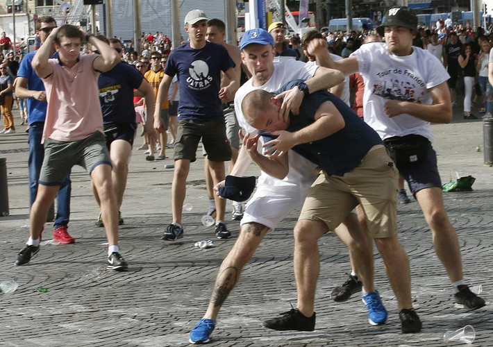 Màn xô xát giữa các fan bóng đá hai nước ở Marseille.