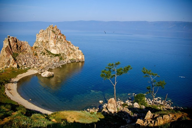 Hồ Baikal chứa 23.615 km3 nước và có diện tích bề mặt 31.722 km2.