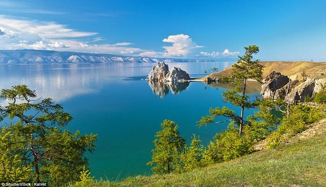 Hồ Baikal nằm ở Siberia, Nga, được công nhận là hồ sâu nhất thế giới, chứa khoảng 1/5 lượng nước ngọt trên Trái Đất.