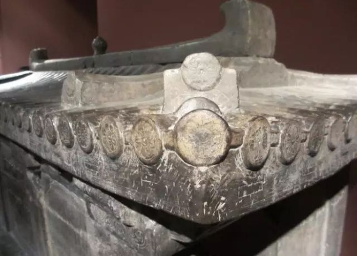 Hiện nay, cái chén bạch ngọc khảm viền vàng đang được trưng bày tại Bảo tàng Quốc gia Trung Quốc như một trong những cổ vật quý giá đại diện cho triều đại nhà Tùy.