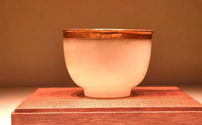 Cái chén này được chế tác từ ngọc Hòa Điền, một loại ngọc quý của Trung Quốc. Nó có kiểu dáng thanh lịch, chất lượng ngọc cao cấp và vô cùng quý giá.