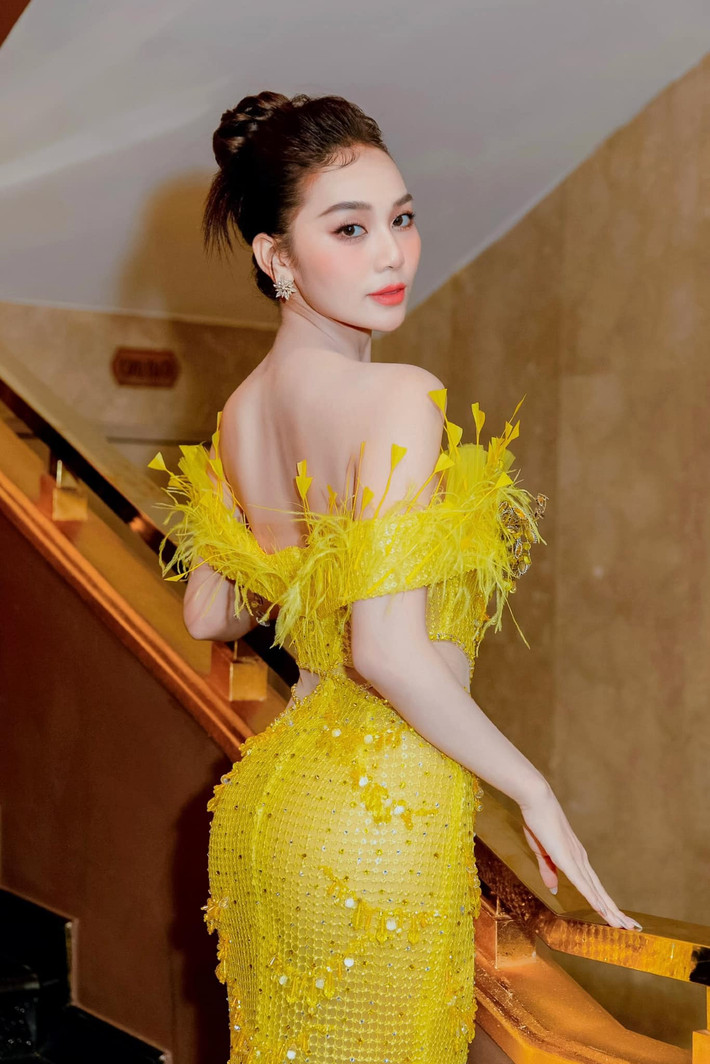 Theo đó người này lên tiếng tố cáo Hoàng Kim Chi giả nai, chảnh choẹ trong cánh gà của sân khấu Miss Grand Việt Nam 2022, có cách hành xử không đúng mực.