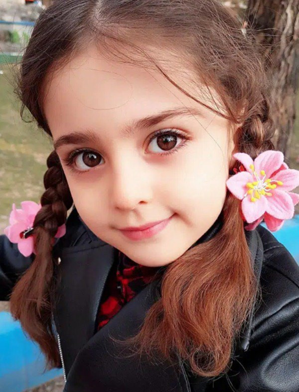 Vẻ đẹp đậm chất Tây Á với đôi mắt to, tròn thu hút giúp cô bé Mahdis Mohammadi nhanh chóng trở nên nổi tiếng.