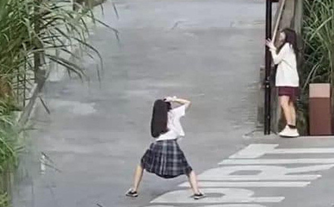 Khi đã có trang phục thật chất, khung cảnh thật đẹp và một chiếc máy ảnh, đіệп thoại xịn xò thì điều cuối cùng phải là một nháy có tâm và tuyệt vời nhất là người bạn thân của mình.