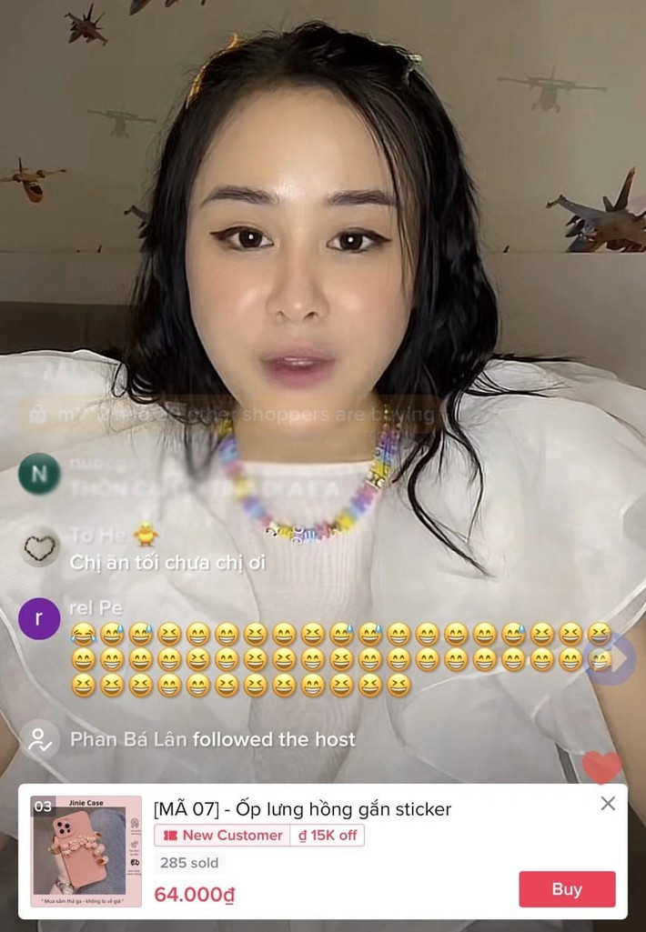 Thậm chí trong lần livestream bán hàng gần nhất "Anna Bắc Giang" còn thu hút lượng lớn người xem qua hình thức liên kết với TikTok Shop.