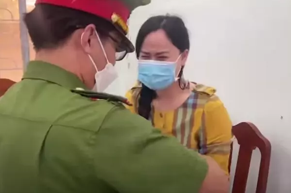 Theo đó Ninh Thị Vân Anh khai số tiền này có được là do buôn bán online, livestream trên mạng xã hội trong thời gian gần đây. Ảnh: Cắt ra từ clip