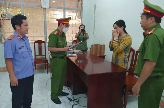 Mới đây theo nguồn tin từ báo Vietnamnet cho biết trước khi bị khởi tố, bắt tạm giam, Ninh Thị Vân Anh (tức Anna Bắc Giang) đã nộp 148 triệu đồng cho cơ quan CSĐT Công an TP Phan Thiết khắc phục hậu quả, ngay sau khi cơ quan này khởi tố vụ án “Lạm dụng tín nhiệm chiếm đoạt tài sản” trong vụ việc thuê ô tô rồi mang đi bán. Ảnh: Lê Huân