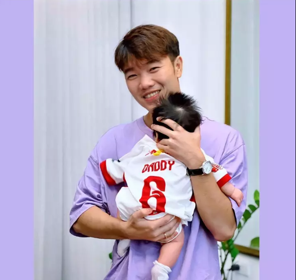 Dưới bài viết, mọi người gọi Xuân Trường là "ông bố bỉm sữa của năm" và khen chàng cầu thủ cực khéo léo khi chăm sóc con.