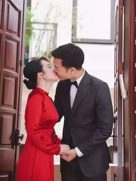 Ngoài ra, không ít cư dân mạng còn bày tỏ sự tò mò về diện mạo nhóc tỳ bởi lần nào đăng ảnh nam cầu thủ cũng tránh để lộ mặt con.