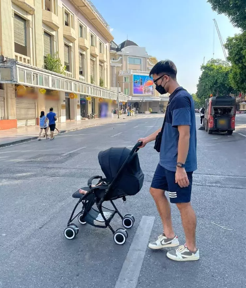 Mới đây Lương Xuân Trường nhận về sự quan tâm đặc biệt khi chia sẻ khoảnh khắc dạo phố cùng con gái đầu lòng. Đây là lần hiếm hoi nam cầu thủ đăng tải hình ảnh có sự xuất hiện của con gái.