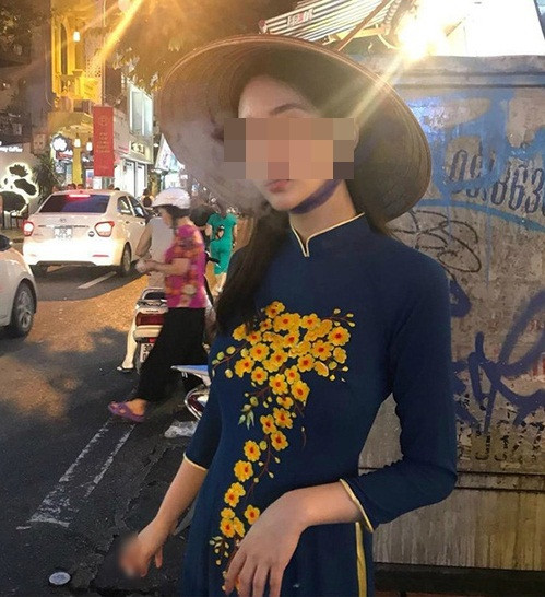 Một sao Hàn từng bị nhiều khán giả Việt chỉ trích vì diện áo dài, đội nón lá trong một lần tới Việt Nam nhưng lại phì phèo thuốc lá. Ảnh: Tổng hợp