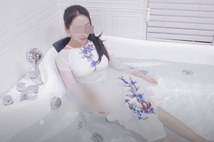 Dưới bài đăng diện áo dài hở hang của nữ người mẫu này, hàng loạt cư dân mạng Việt Nam đều bày tỏ sự phẫn nộ.