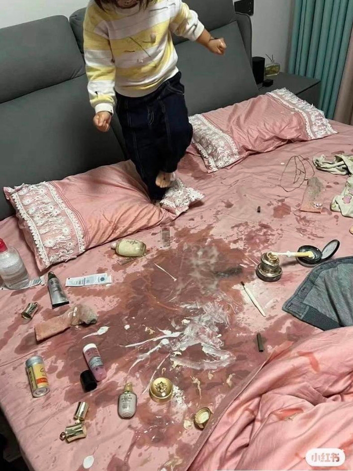 Loạt hình ảnh này sau khi chia sẻ lên MXH đã nhận về nhiều sự chú ý, hầu hết các bà mẹ có con gái đều hiểu được tình cảnh này của chủ nhân bài đăng.