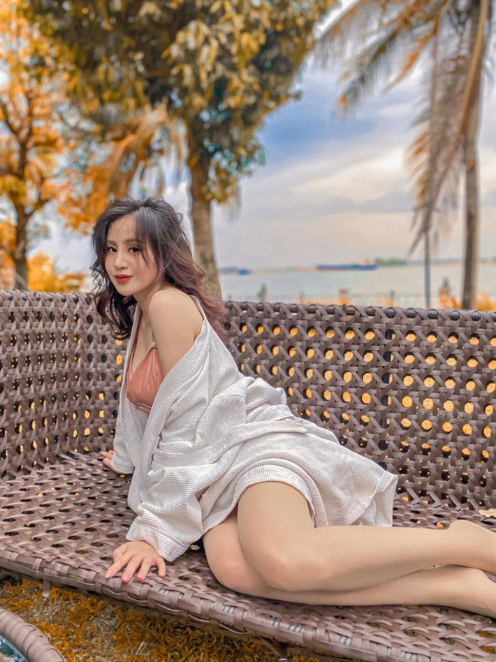 Thiết kế cổ áo chữ V giúp cô nàng khoe triệt để vòng 1 đầy đặn cùng thân hình đồng hồ cát hút mắt.