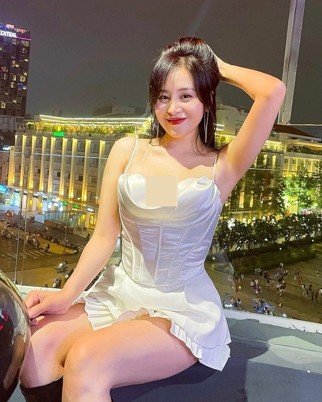 Vóc dáng nóng bỏng cùng phong cách thời trang gợi cảm, táo bạo của cô nhận về nhiều ý kiến trái chiều và trở thành đề tài bàn tán trong thời gian dài.