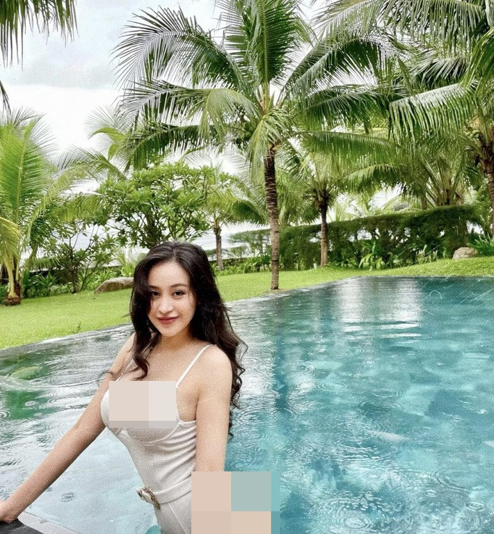 Không chọn cho mình bikini tí hon hay cắt xẻ mạnh tay, người đẹp xứ Nghệ kết thân cùng bộ áo tắm một mảnh màu trắng tinh khôi.