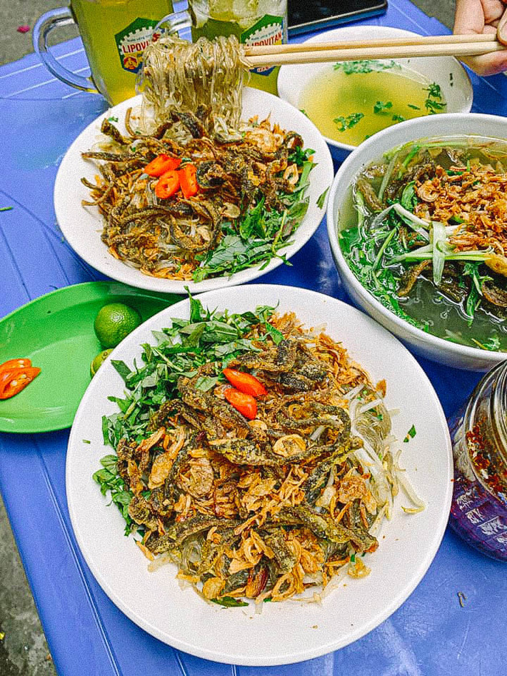 Ngoài ra khi ngõ chợ này còn nổi tiếng với món miến lươn, hợp miệng khách nhất ở đây là miến trộn, phần miến dai dai, lươn giòn rụm hòa quyện với nước sốt cay cay, ăn kèm giá đỗ, rau răm và hành phi thơm, ngon hết sảy. Ảnh: Đức Đức