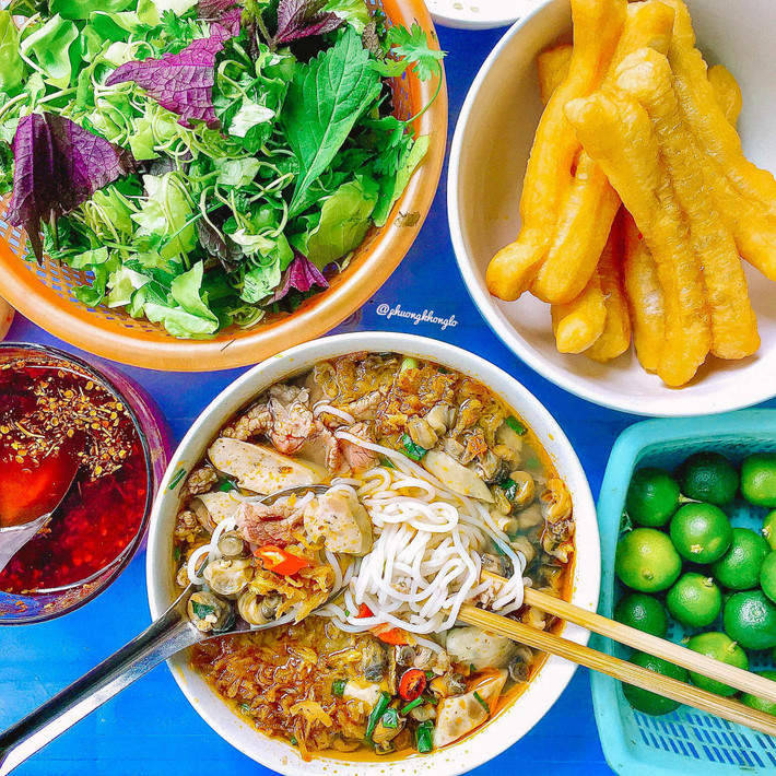 Khác với 2 địa điểm kể trên, ngõ chợ Vĩnh Hồ tương đối xa lạ với các tín đồ ẩm thực. Bởi, nó nằm khá sâu trong một con ngõ ở chân cầu vượt Ngã Tư Sở. Thế nhưng, đây lại là tụ điểm của rất nhiều hàng bún, miến với “tuổi đời” hàng chục năm. Ảnh: Han Hyo Mii