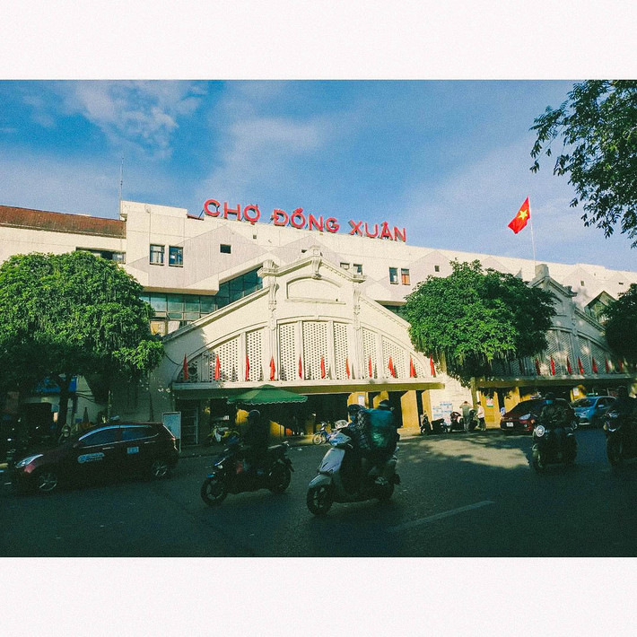 Ngõ chợ Đồng Xuân có lẽ là thiên đường ẩm thực Hà thành khá quen thuộc với nhiều người, nơi đây nằm ngay sát địa điểm ăn chơi số 1 Hà Nội - hồ Gươm. Ảnh: @nngcmai