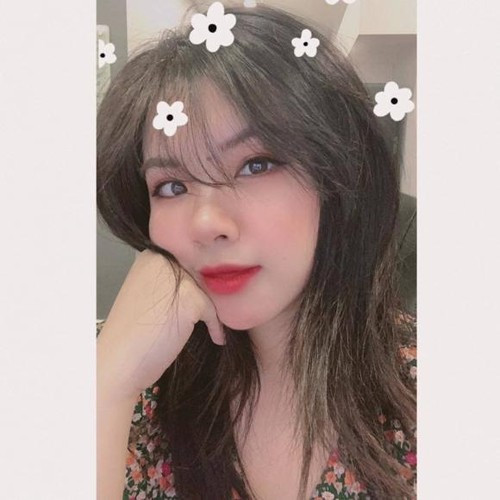 Cặp đôi bắt đầu tìm hiểu nhau vào năm 2019 và không lâu sau đó nam streamer công khai hẹn hò với nàng trên mạng xã hội.