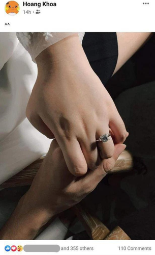 Trước đó vào tháng 12/2020, Pew Pew đã chia sẻ bức ảnh nắm tay bạn gái Hồng Nhật trên trang cá nhân. Trong bức ảnh, chiếc nhẫn xuất hiện ở ngón áp út của Hồng Nhật như thông báo về hạnh phúc của 2 người.