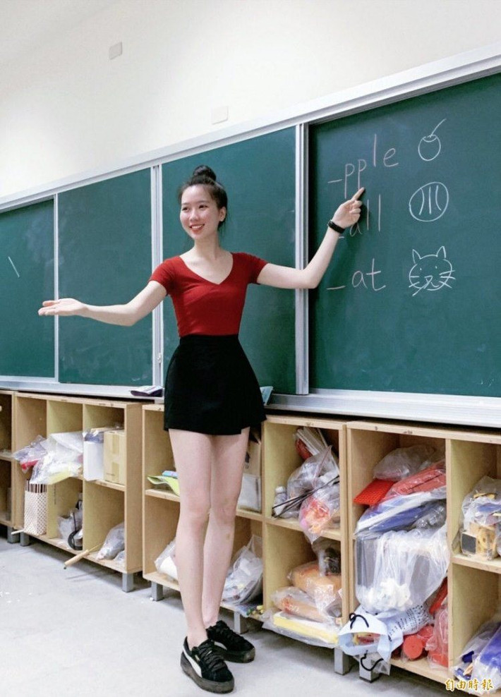 Với giáo viên nữ, những bộ đồ hở lưng, hở vai, quần ngắn, hở eo hay may bằng vải xuyên thấu đều không được chấp nhận.