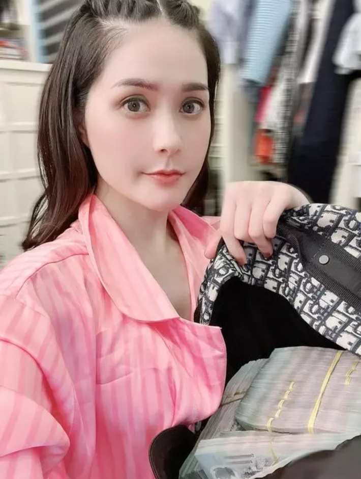 Trên trang cá nhân, Đoàn Di băng và anh xã đại gia - doanh nhân Nguyễn Quốc Vũ liên tục cập nhật hình ảnh về chuyến đi. Đi kèm cô chia sẻ thêm loạt ảnh đang ngồi đếm tiền để tặng cho người dân nơi đây.